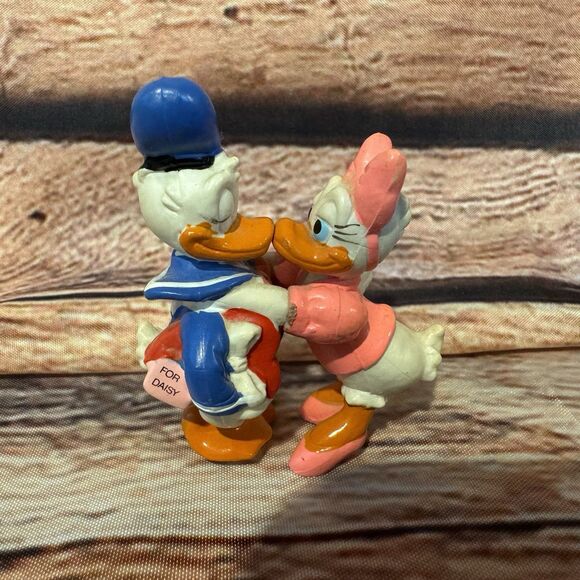 Disney Donald & Daisy Duck Valentines Hug & Kiss  PVC Applause Figure 2.25” Toy - Picture 1 of 7